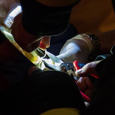 Bub steckte mit Finger in Schlagzeug fest