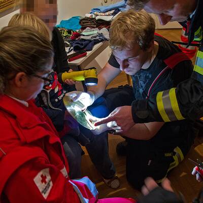 Bub steckte mit Finger in Schlagzeug fest