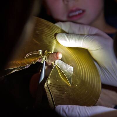 Bub steckte mit Finger in Schlagzeug fest