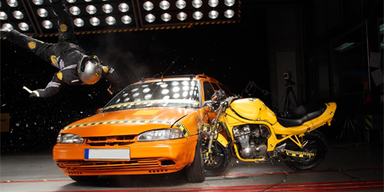 Spektakulärer Motorrad-Crashtest