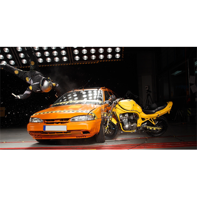 Spektakulärer Motorrad-Crashtest