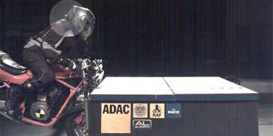 Spektakulärer Motorrad-Crashtest