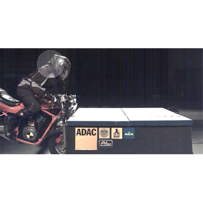 Spektakulärer Motorrad-Crashtest