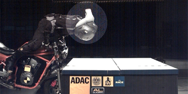 Spektakulärer Motorrad-Crashtest