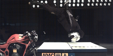 Spektakulärer Motorrad-Crashtest