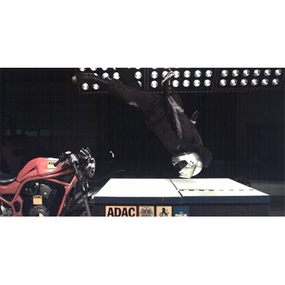 Spektakulärer Motorrad-Crashtest