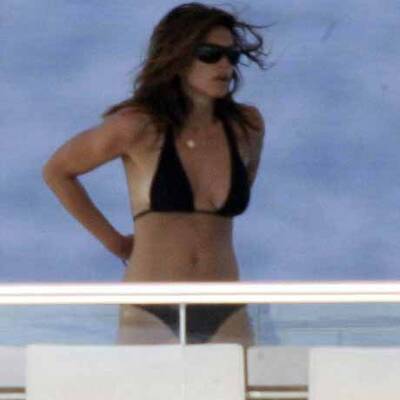 Cindy Crawford sonnt sich oben ohne