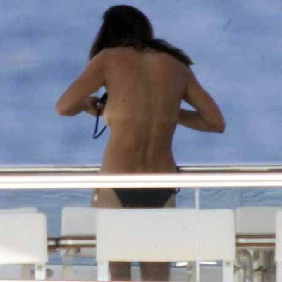 Cindy Crawford sonnt sich oben ohne