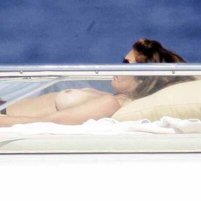Cindy Crawford sonnt sich oben ohne
