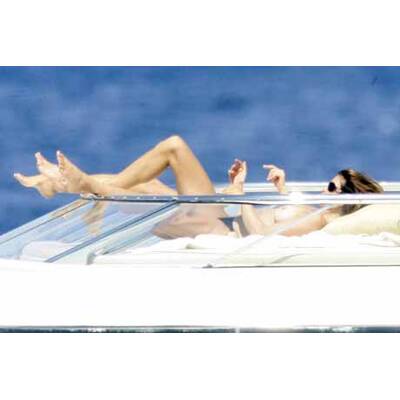 Cindy Crawford sonnt sich oben ohne