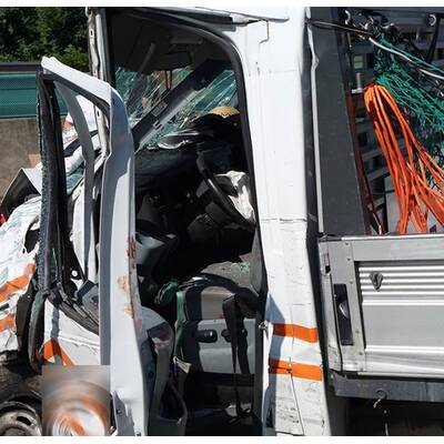 Karambolage auf A2 - Lkw kollidiert mit mehreren Pkw