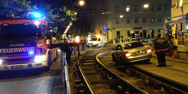 Mercedes-Fahrer kracht in Baustelle