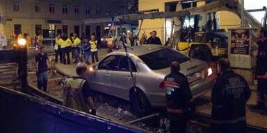 Mercedes-Fahrer kracht in Baustelle