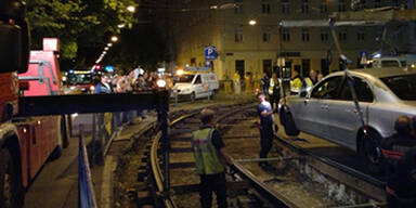 Mercedes-Fahrer kracht in Baustelle