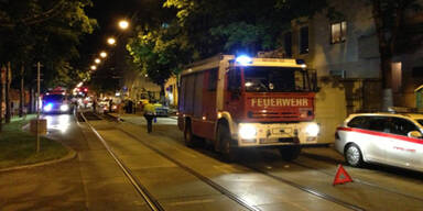 Mercedes-Fahrer kracht in Baustelle
