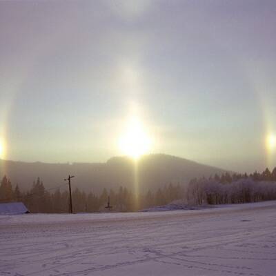 Flugzeug fliegt in Nebensonne, 2008