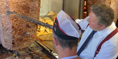 Hier schneidet Bürgermeister Ludwig Riesen-Dönerspieß an
