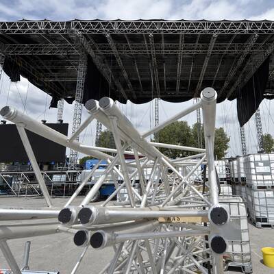 Aufbauarbeiten zum Donauinselfest 2014