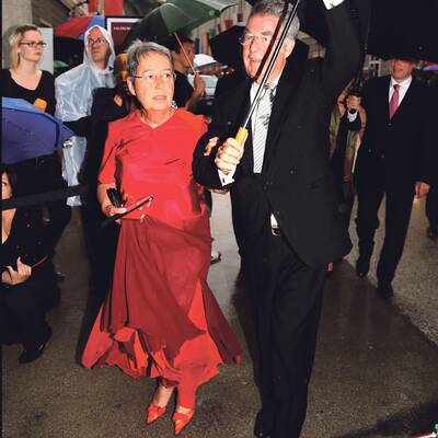 Elfenhaft:  Nicole Beutler setzt mit einem Brokat-Kleid in edlem Elfenbein einen noblen Trend.