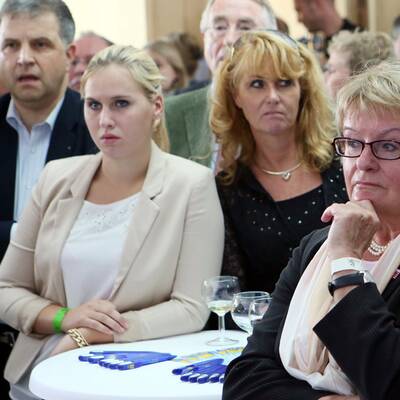 Reaktionen der Parteien auf die Hochrechnung