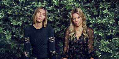 Mit Jessica Biel und Elizabeth Banks als Schwestern.