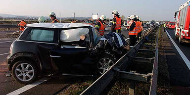 Crash mit Mini: Brennender Motorblock auf S33