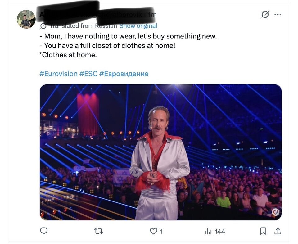 Ein User macht sich über das Outfit von Michael Ostrowski lustig.