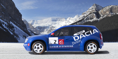 Alain Prost fährt mit dem Duster ein Eisrennen