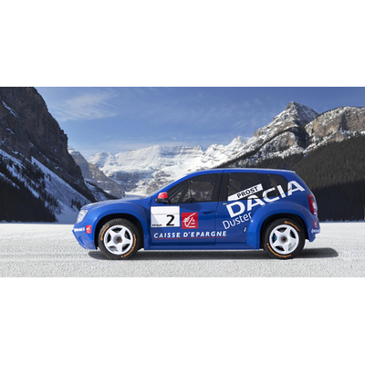 Alain Prost fährt mit dem Duster ein Eisrennen