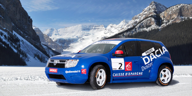 Alain Prost fährt mit dem Duster ein Eisrennen