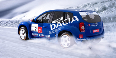 Alain Prost fährt mit dem Duster ein Eisrennen