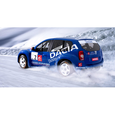 Alain Prost fährt mit dem Duster ein Eisrennen