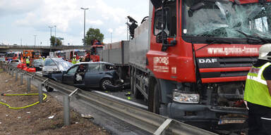Massencrash: 13 Verletzte auf A22