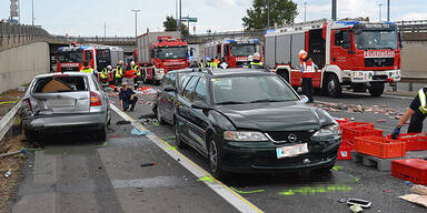 Massencrash: 13 Verletzte auf A22