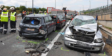 Massencrash: 13 Verletzte auf A22