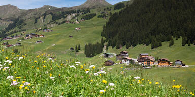 Frau st&uuml;rzt beim Wandern 70 Meter in den Tod