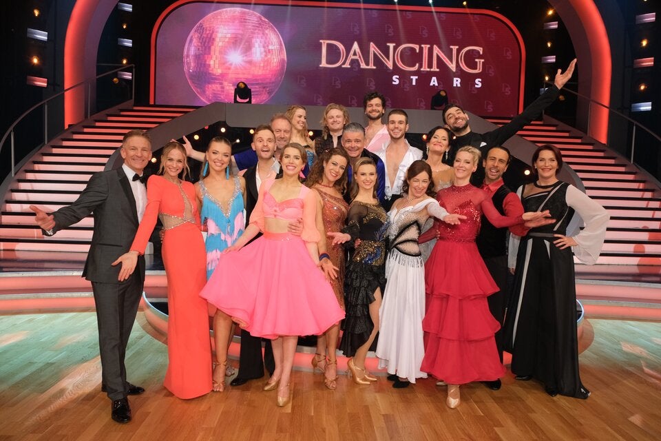 Mirjam Weichselbraun, Andi Knoll und Jurorin Maya Hakvoort mit den weitergekommenen Tanzpaaren der dritten Show. 