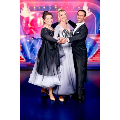 Aaron Karl & Katya Mizera tanzen gemeinsam mit Aarons Mutter.