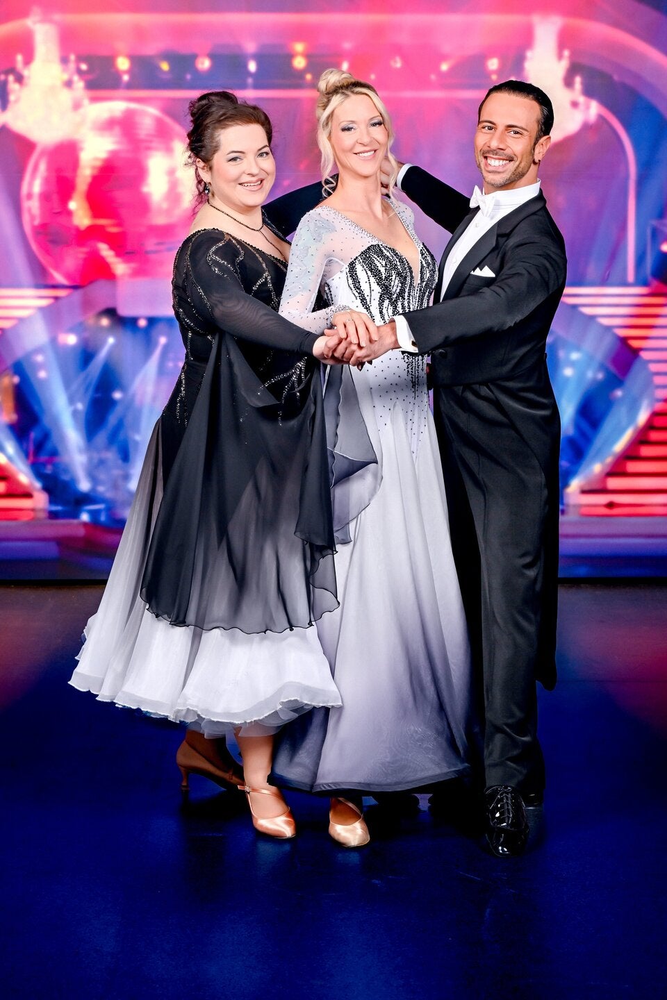 Simone Lugner & Danilo Campisi tanzen gemeinsam mit Simones Schwester Sonja.