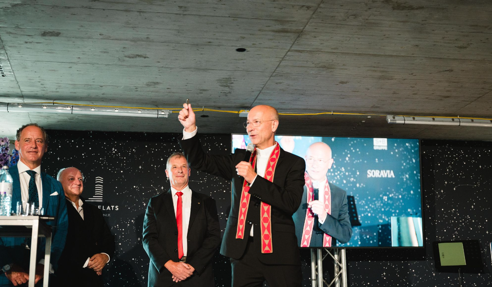 Dompfarrer Toni Faber weiht den Wohnturm. 