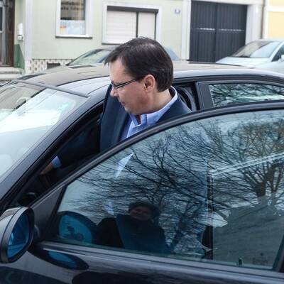 Der Verteidigungsminister gab seine Stimme im Ortsteil Kroatisch-Minihof ab