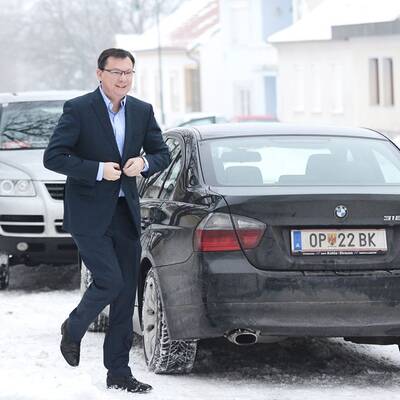 Der Verteidigungsminister gab seine Stimme im Ortsteil Kroatisch-Minihof ab