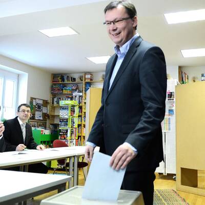 Der Verteidigungsminister gab seine Stimme im Ortsteil Kroatisch-Minihof ab