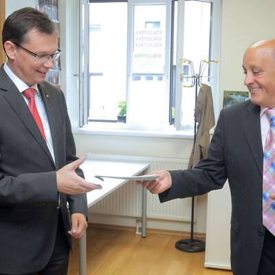 Der Verteidigungsminister gab seine Stimme im Ortsteil Kroatisch-Minihof ab