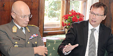 Bundesminister Norbert Darabos (r.) und Generalstabschef Othmar Commenda (l.)