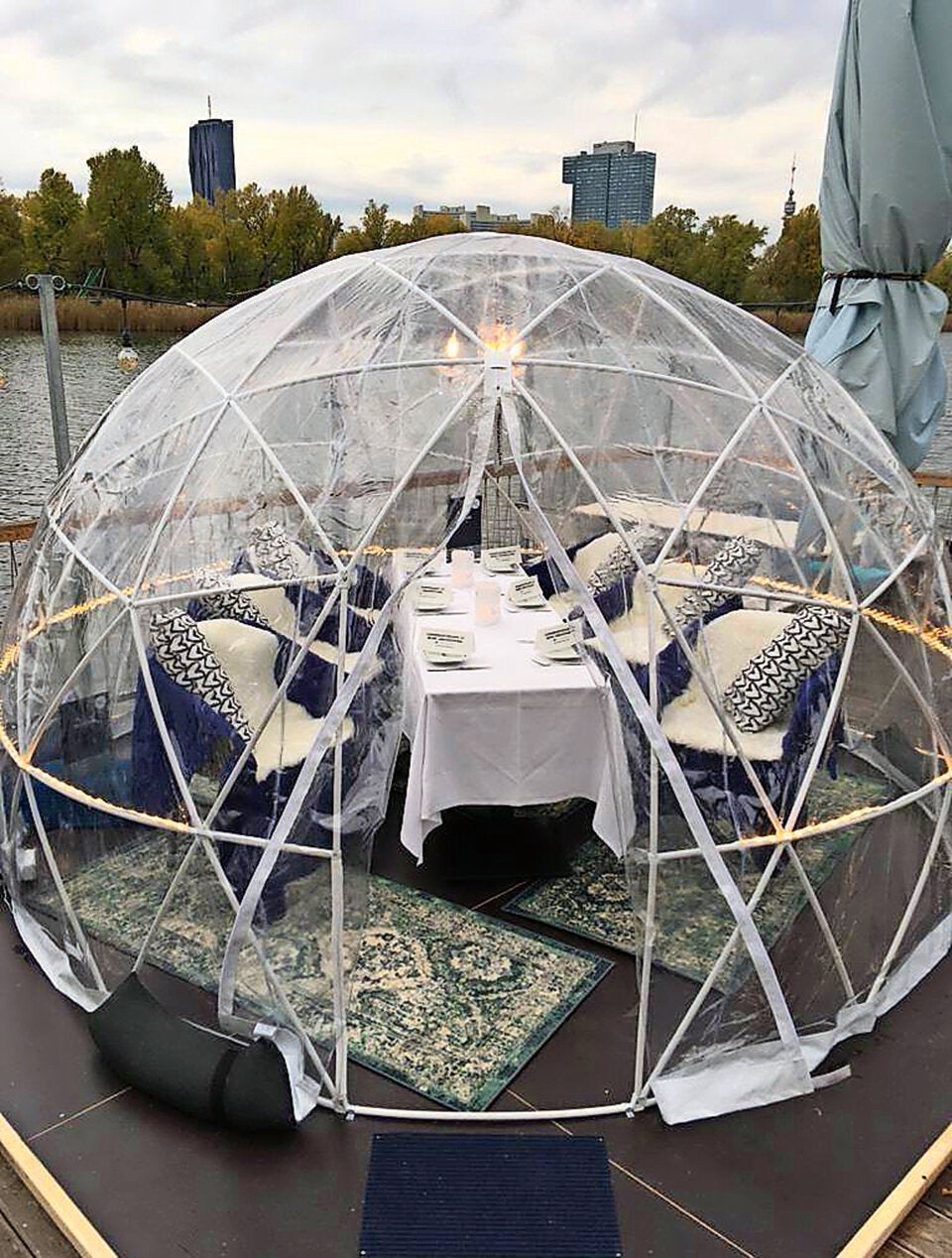 Corona-Iglus in Wiener Restaurant aufgebaut