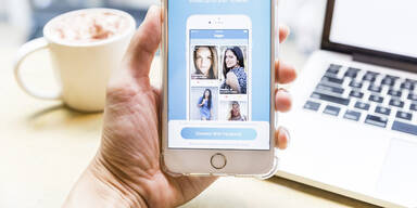 Online-Paare mit Beziehung zufriedener