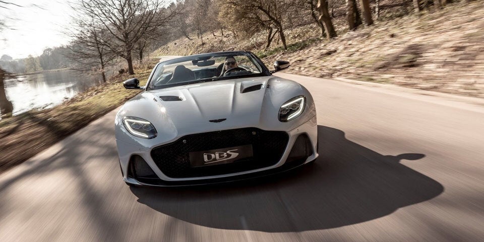 DBS Superleggera Volante greift an