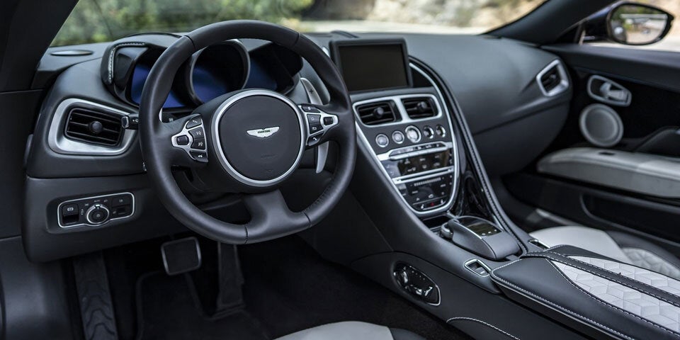 DBS Superleggera Volante greift an