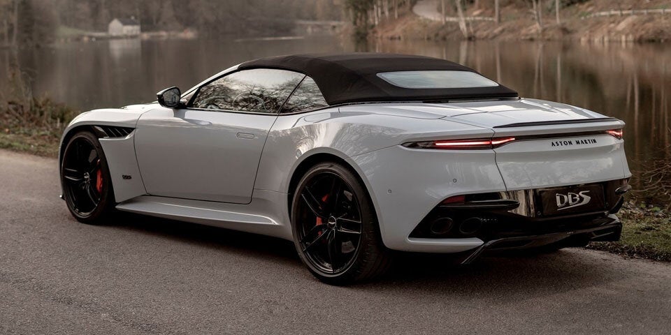 DBS Superleggera Volante greift an